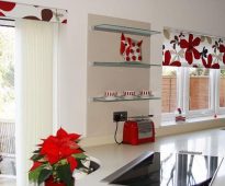 Visão geral de cortinas prontas para a cozinha: conjuntos com tule, foto