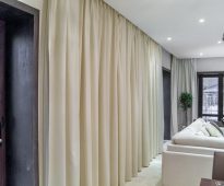 Comment puis-je cacher la corniche de plafond pour les rideaux