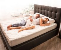 Nous fabriquons un matelas de nos propres mains: caoutchouc mousse, orthopédique, oreiller