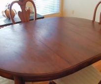 Nous faisons la restauration de la table de leurs propres mains