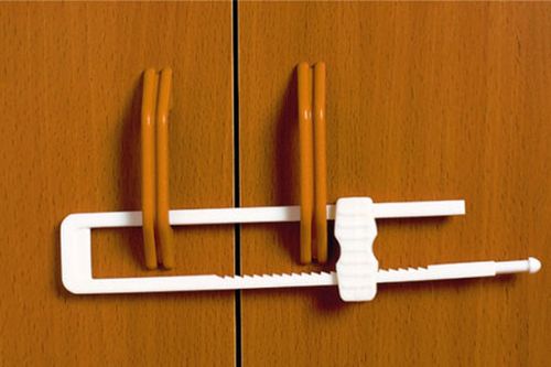 Sécurité des enfants à la maison - serrure pour l'armoire