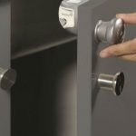 La serrure de la porte magnétique