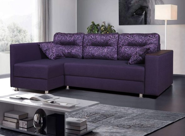 Sofá roxo no quarto da sala