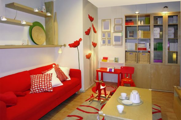 Sofá vermelho no quarto da sala