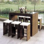 comptoir de bar et chaises en osier