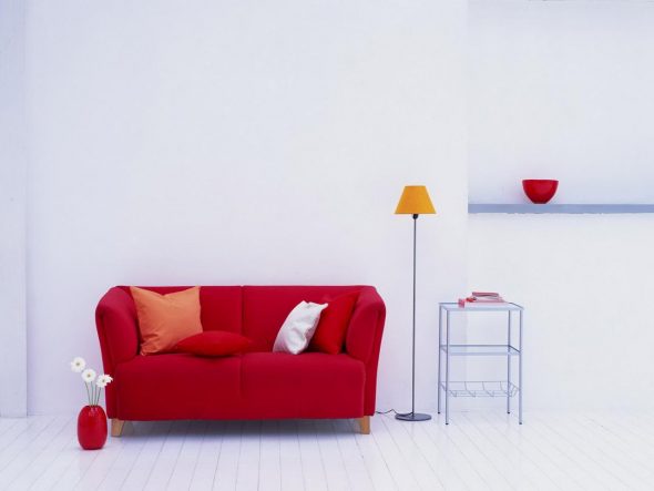 murs blancs canapé rouge