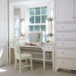 coiffeuse dans la chambre par la fenêtre