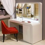 table de maquillage avec un grand miroir