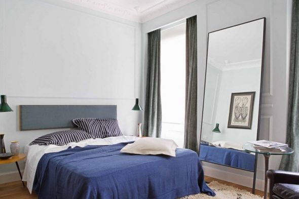 grand miroir avec des jambes dans la chambre