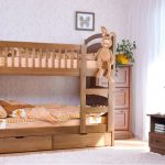Lit bébé à 2 niveaux dans la crèche