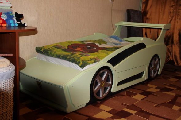 machine à coucher pour le fils avec ses propres mains