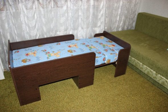 Lit coulissant pour enfants en bois aggloméré