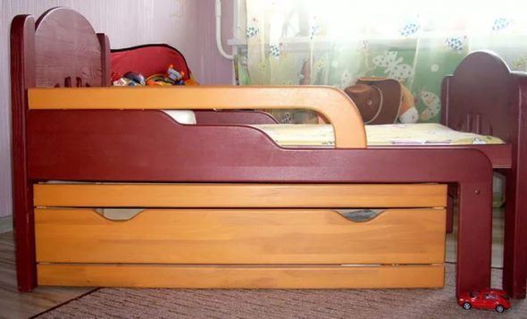 Vue de côté du lit coulissant pour enfants