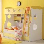 lit à deux niveaux pour une chambre d'enfant