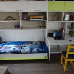 Terrible chambre d'enfant avec le lit intégré