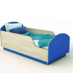 lit bleu avec un côté pour le garçon