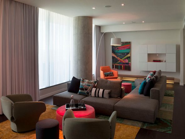 canapé avec chaises et poufs