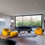 canapé avec des chaises dans le salon