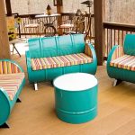 chaises et une table de vieux barils
