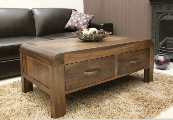 table avec des caisses en bois