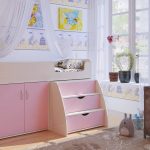 lit rose pour une fille avec des pare-chocs