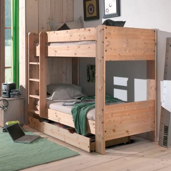 lit en bois dans la pépinière