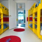 lits à deux niveaux pour quatre enfants