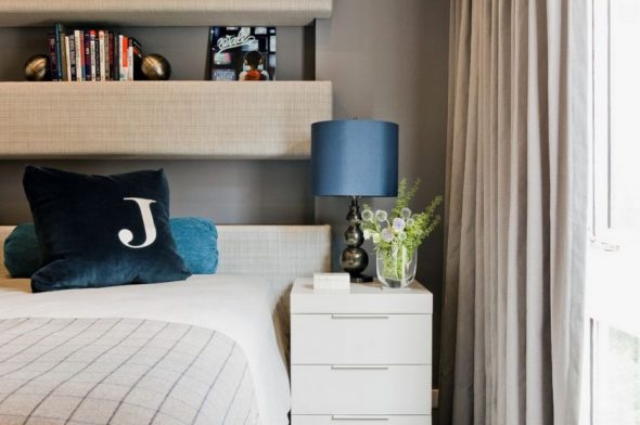 Photo des étagères dans la chambre