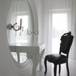 table de maquillage avec un miroir ovale