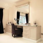 table de maquillage avec un grand miroir