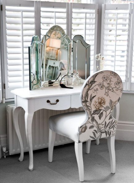 table de maquillage avec miroir triple