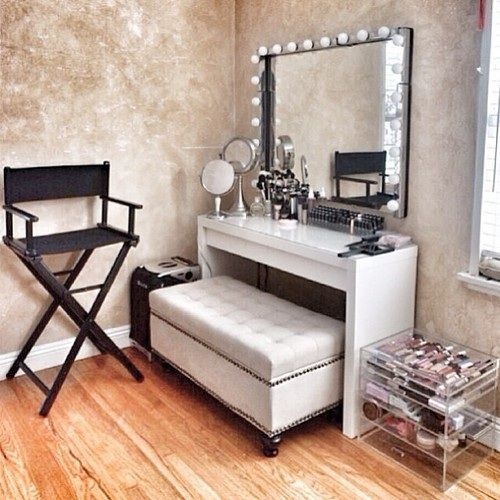 table de maquillage avec pouf confortable