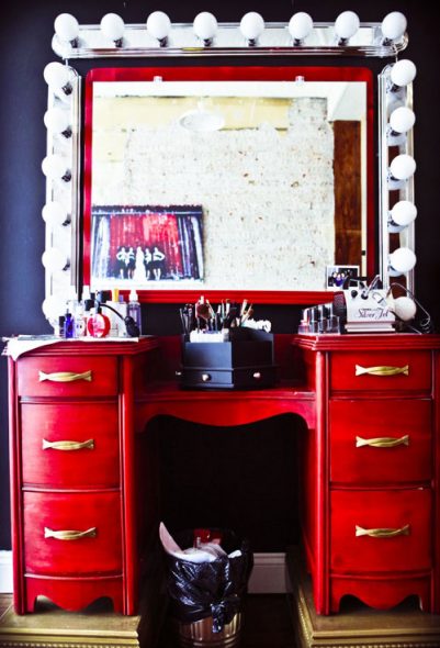 table de maquillage avec des lumières vives