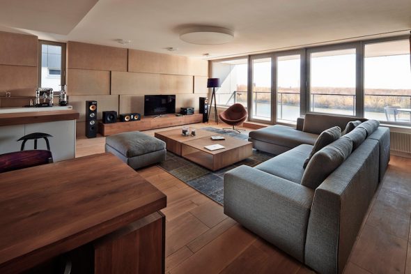 Hi-Tech et bois à l'intérieur du salon