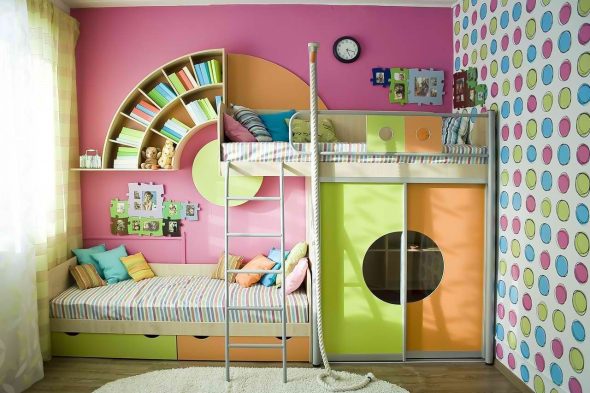 lit d'enfant avec une armoire