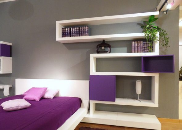 Etagère originale au dessus du lit