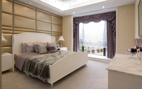 lit dans une chambre spacieuse