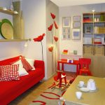 canapé rouge dans le salon