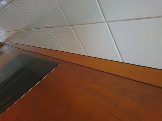 fixation du socle au plan de travail de la cuisine