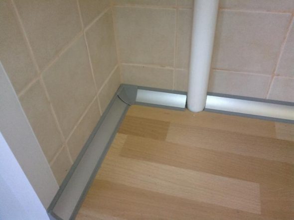 montage des plinthes sur le comptoir de la cuisine