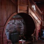 fauteuils et cheminée sous l'escalier