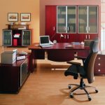 chaise d'ordinateur au bureau