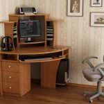 chaise d'ordinateur par la table gris