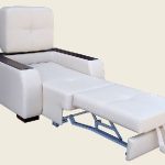 fauteuil blanc avec accoudoirs