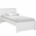 lit blanc dans la chambre