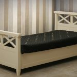 lit avec matelas noir