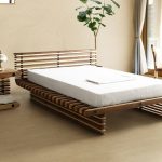 lit en bois et table de chevet