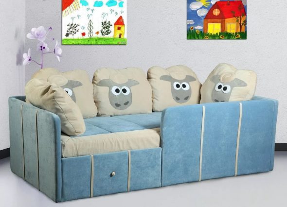 canapé dans la chambre d'enfants avec des côtés doux