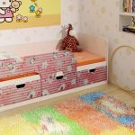 lit avec un coté dans la chambre d'enfant