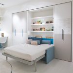 un lit avec un canapé en fleurs lumineuses